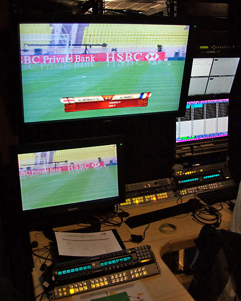 B_0510_HBS_3D_Stereo_Desk